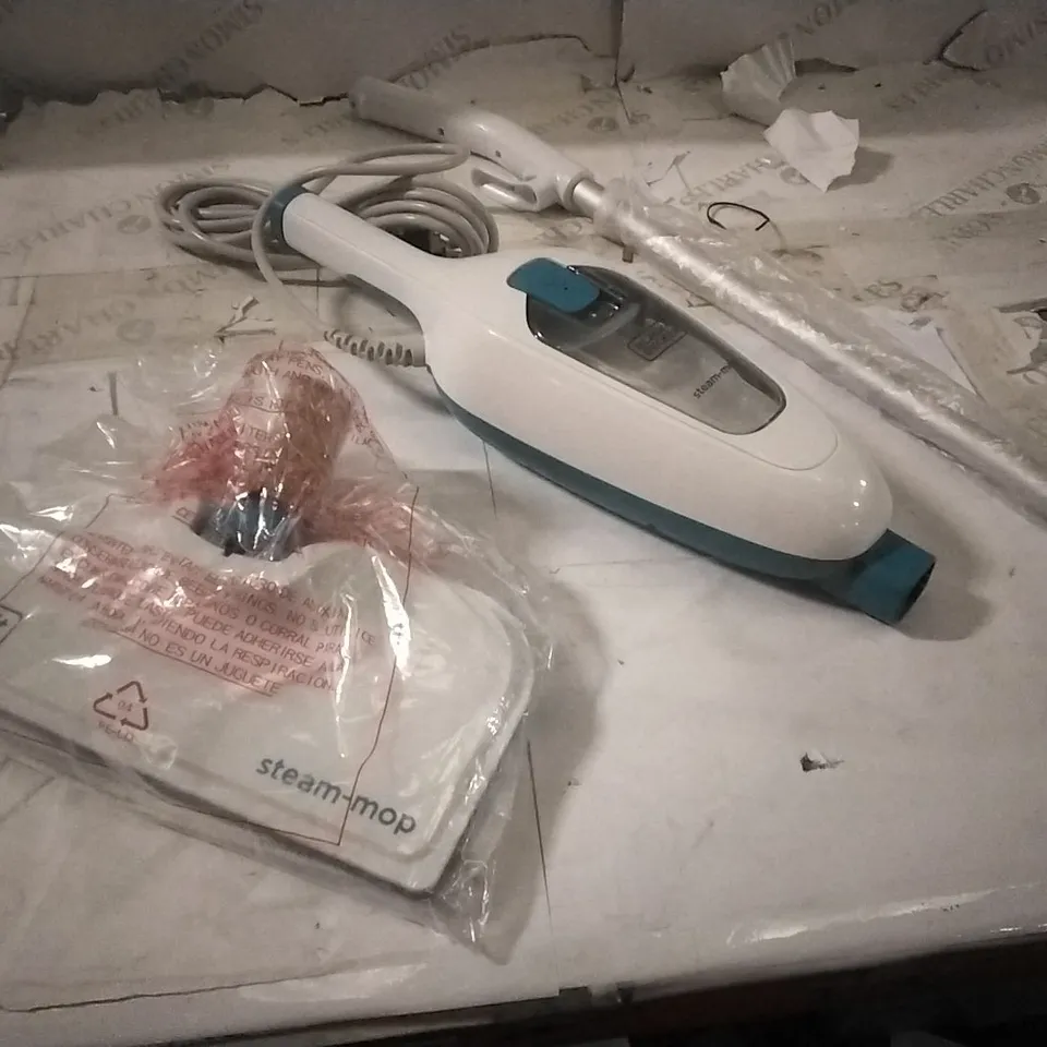 BOXED BLACK & DECKER STEAM MOP