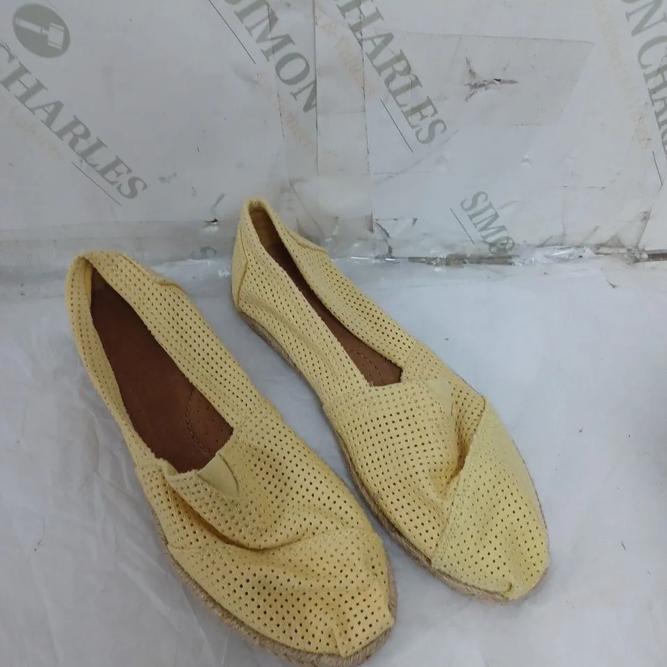 LARGE BOX OF APPROXIMATELY 10 LOOSE YELLOW SLIP-ON PUMP IN VARIOUS SIZES 