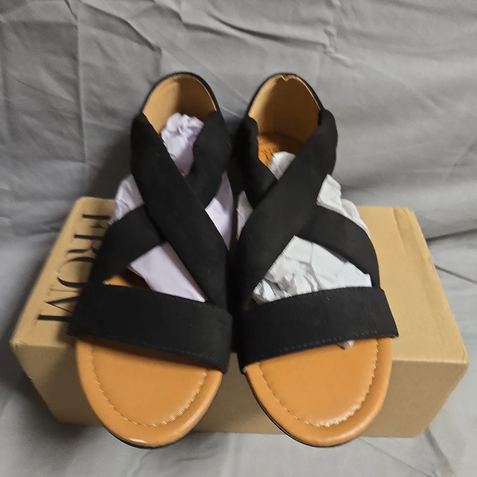 BOXED PAIR OF WIDE LADIES SANDALS - UK SIZE 5