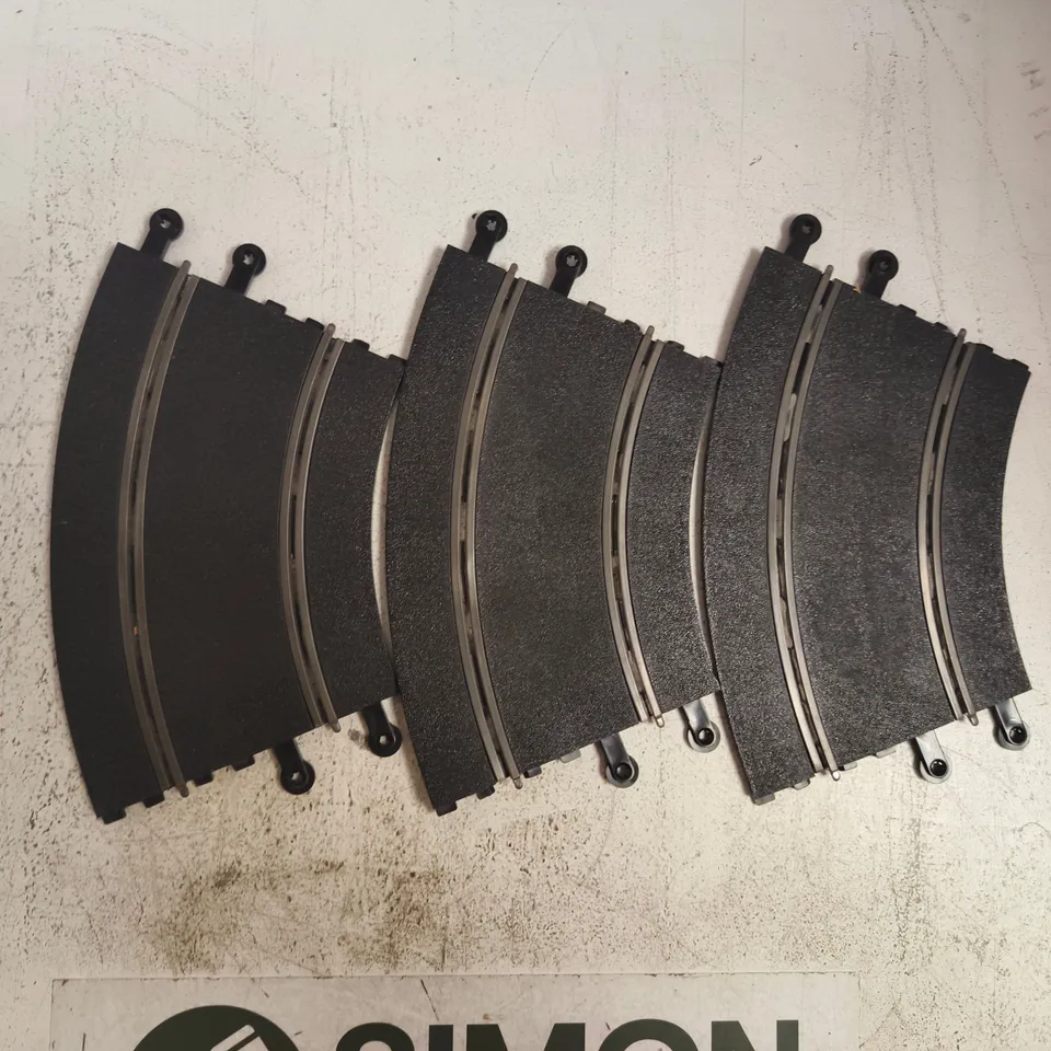 BOX OF ASSORTED CURVED SCALEXTRIC TRACK SEGMENTS