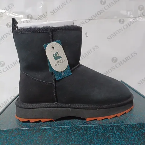 EMU AUSTRAILIA BLACK CROC SHARKY MINI BOOTS - SIZE 6 - BOXED