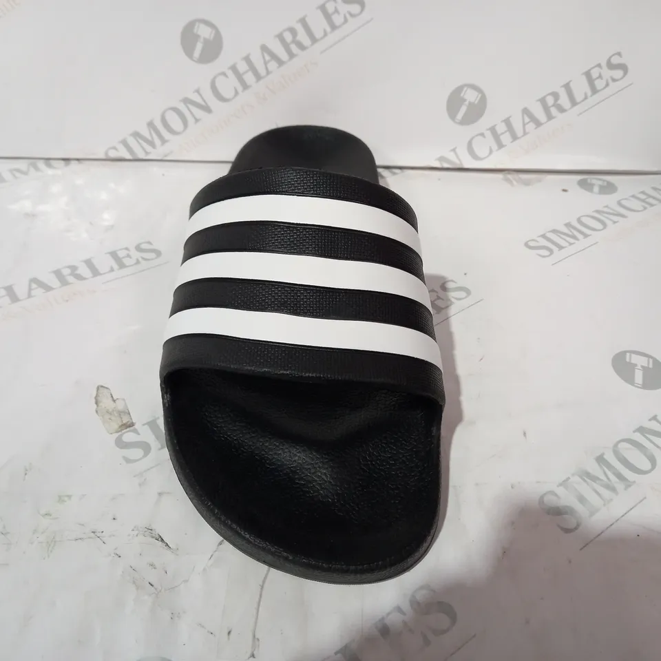 PAIR OF ADIDAS SLIDERS IN BLACK/WHITE SIZE 10