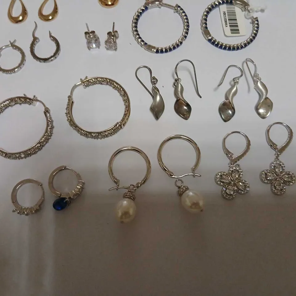 APPROXIMATELY 25 PAIRS OF ASSORTED EARRINGS