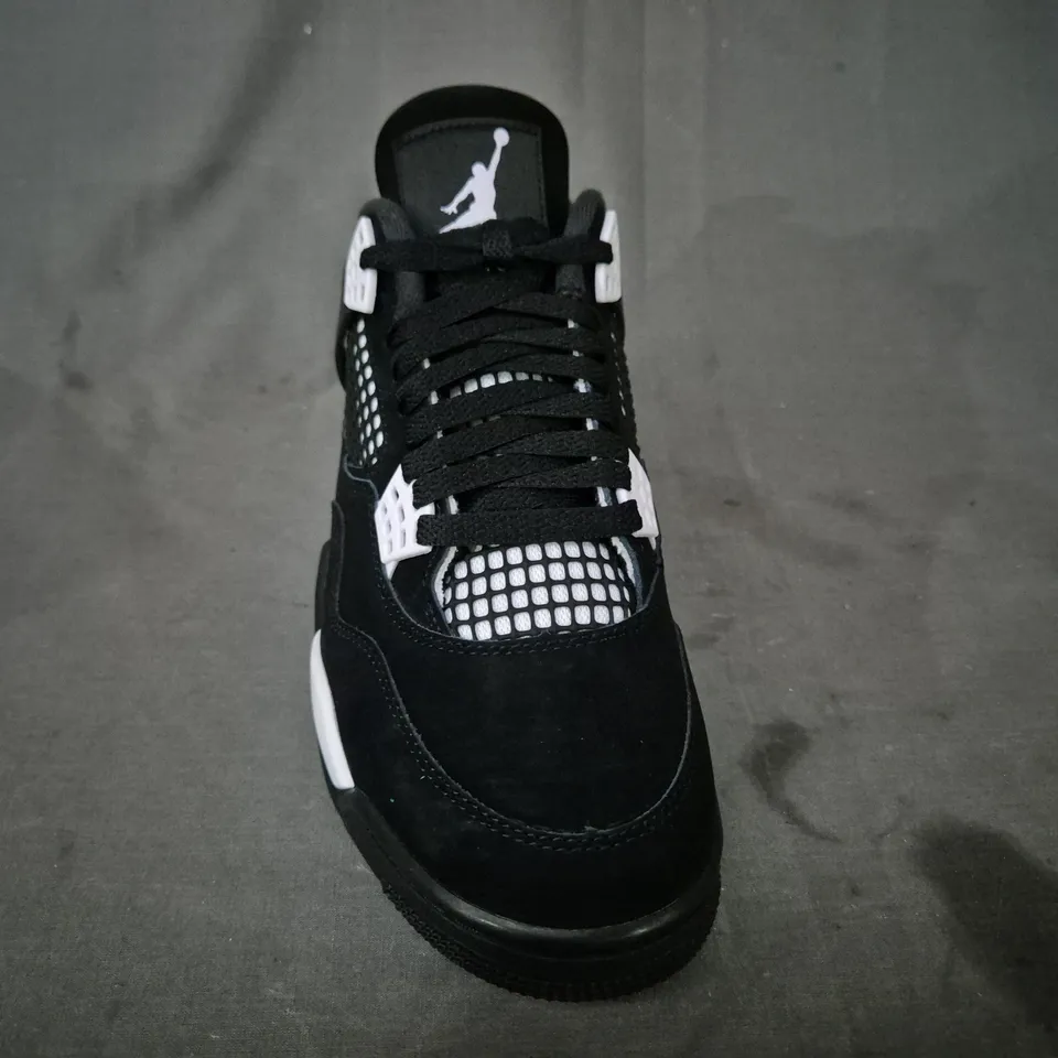 BOXED PAIR OF NIKE AIR JORDAN 4 RETRO SHOES IN BLACK/WHITE UK SIZE 6.5