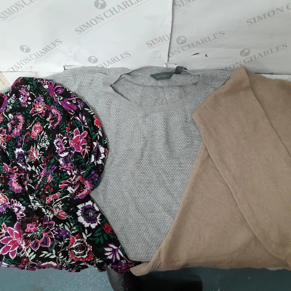 A BOX OF 10 ITEMS OF CLOTHING TO INCLUDE A FLOWER DESIGN DRESS A GREY AND BROWN JUMPER  
