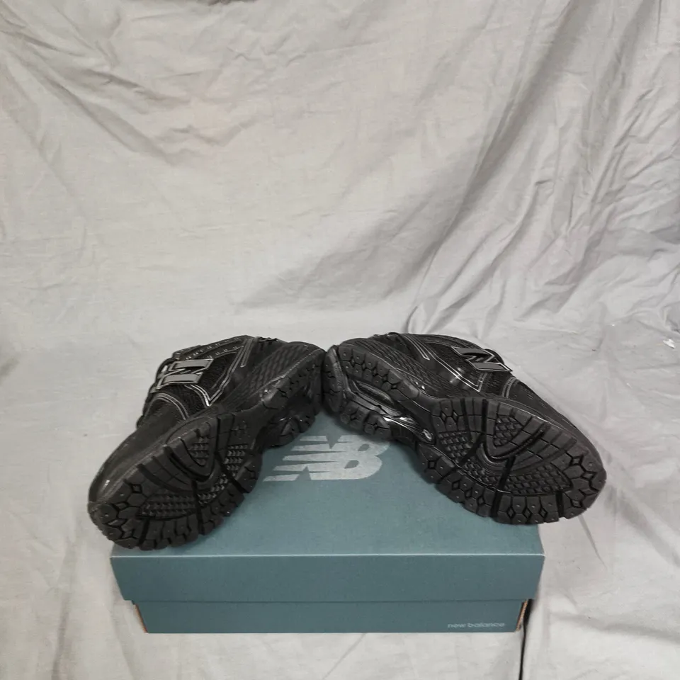 NEW BALANCE BLACK TRAINERS – MEN’S, ON NB BOX UK4