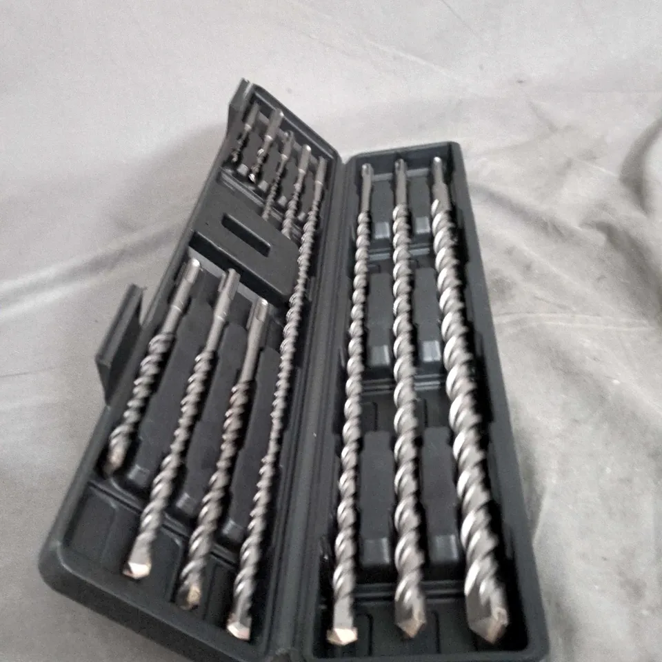 SET OF TWIST DRILL BITS IN PLASTIC CASE – ASSORTED SIZES