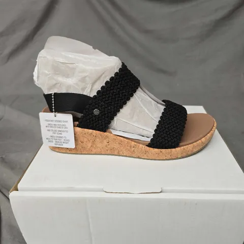 PAIR OF SKECHERS ARCH FIT SANDALS - 7