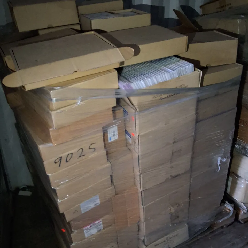 PALLET OF ASSORTED SEASONAL MULTI-PACKS OF GREETINGS CARDS