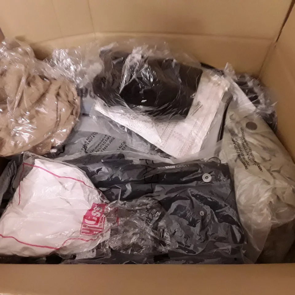 LARGE QUANTITY OF ASSORTED BAGGED CLOTHING ITEMS TO INCLUDE FASHION NOVA, H&M AND BOOHOO