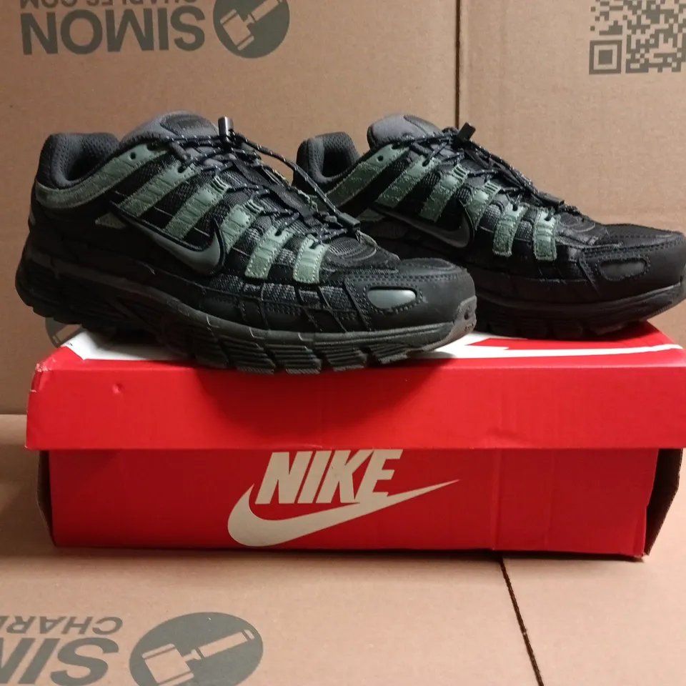 BOXED PAIR OF NIKE P-6000 TRAINERS IN BLACK/ANTHRACITE GREY SIZE UK 9