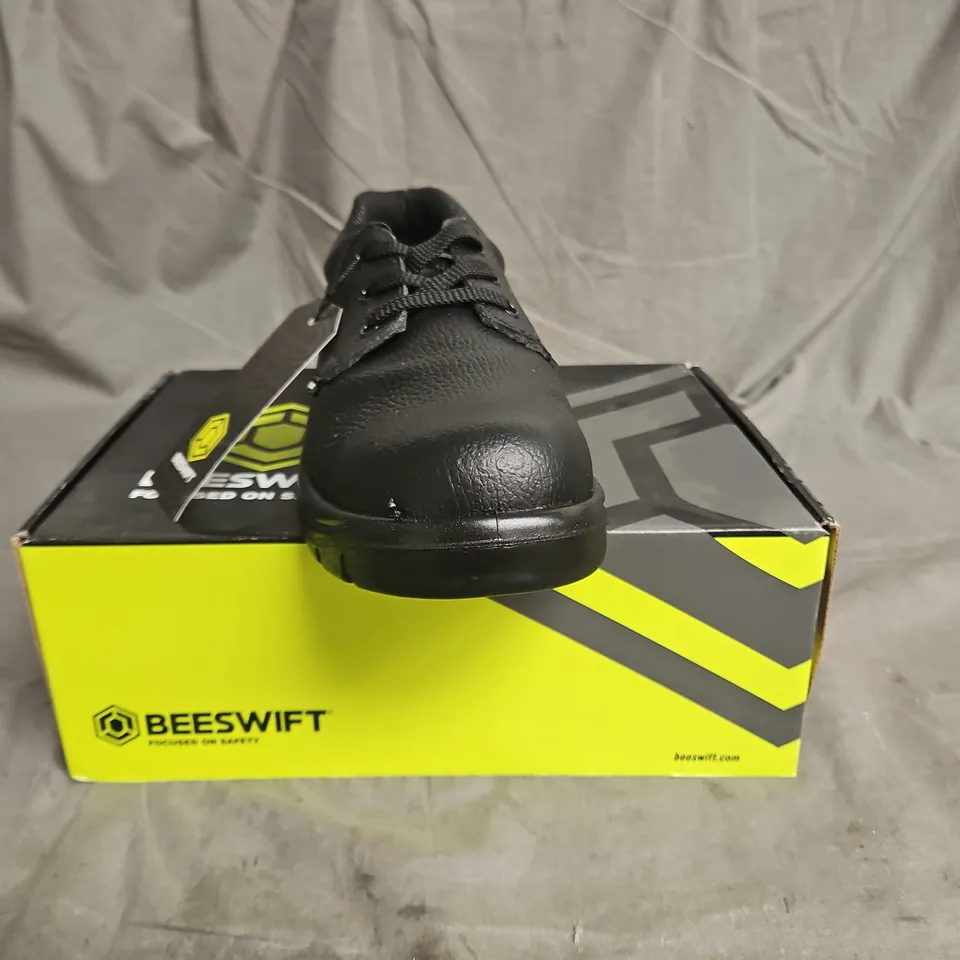 BOXED PAIR OF BEESWIFT SAFETY SHOES IN BLACK SIZE 8