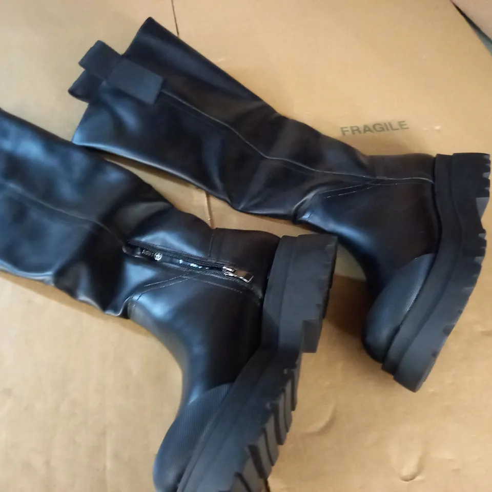 PRETTYLITTLETHING BLACK RUBBER CHUNKY SOLE WELLY BOOTS - 5