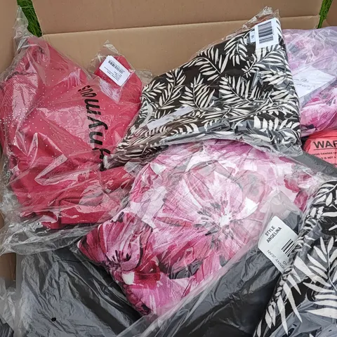 BOX OF APPROXIMATELY 30 ASSORTED CLOTHING ITEMS IN VARIOUS STYLES , SIZES AND COLOURS