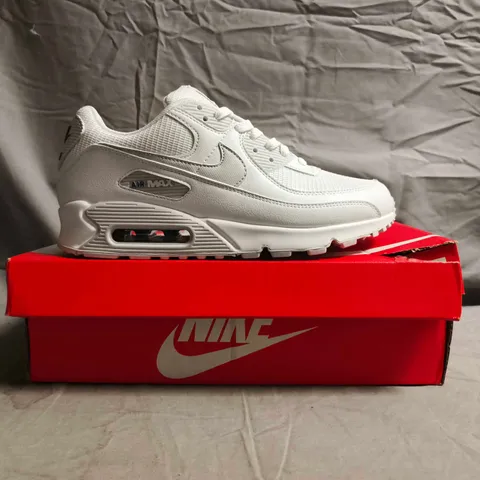 BOXED PAIR OF NIKE AIR MAX 90 TRAINERS IN WHITE SIZE UK 8.5