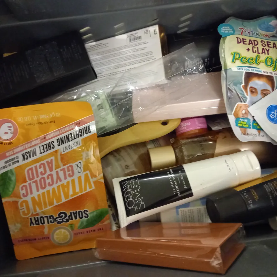 APPROXIMATELY 20 ASSORTED HEALTH AND BEAUTY PRODUCTS TO INCLUDE MOOGOO NATURAL SENSITIVE SKIN BALM, VICTORIA'S SECRET MIDNIGHT BLOOM FRAGRANCE MIST, LANCOME TRESOR PRECIOUS PERFUMED BODY LOTION