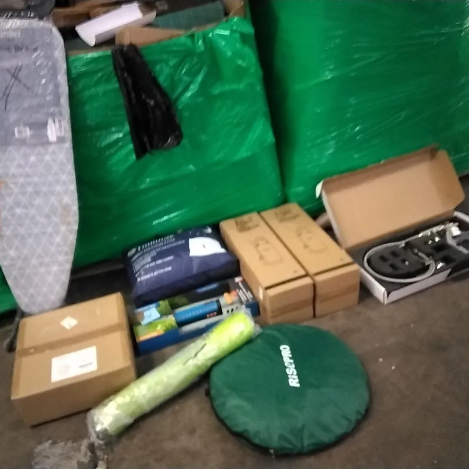PALLET OF ASSORTED ITEMS TO INCLUDE: ITISLL SPRAYERS, MIXER TAP, SPRINKLER, CEILING LIGHT, IRONING BOARD ETC