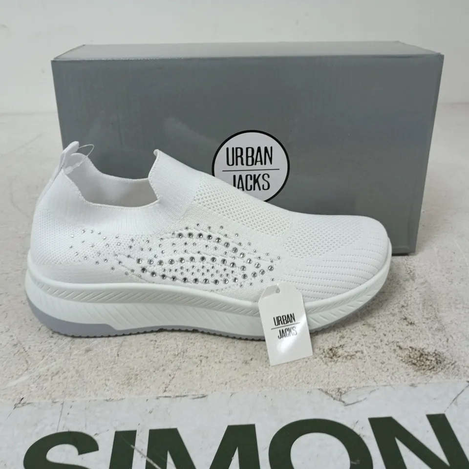 BOXED PAIR OF URBAN JACKS NEGRONI TRAINERS IN WHITE - UK 6