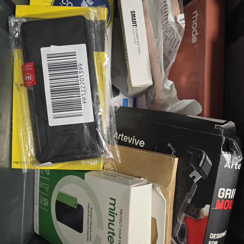 APPROXIMATELY 15 ASSORTED SMARTPHONE ACCESSORIES TO INCLUDE CASES, CHARGING CABLES, POWERBANKS ETC 