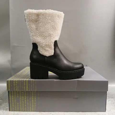 BOXED PAIR OF KOI TEXEL SHEARLING SWITCH BOOTS IN BLACK SIZE UK 4