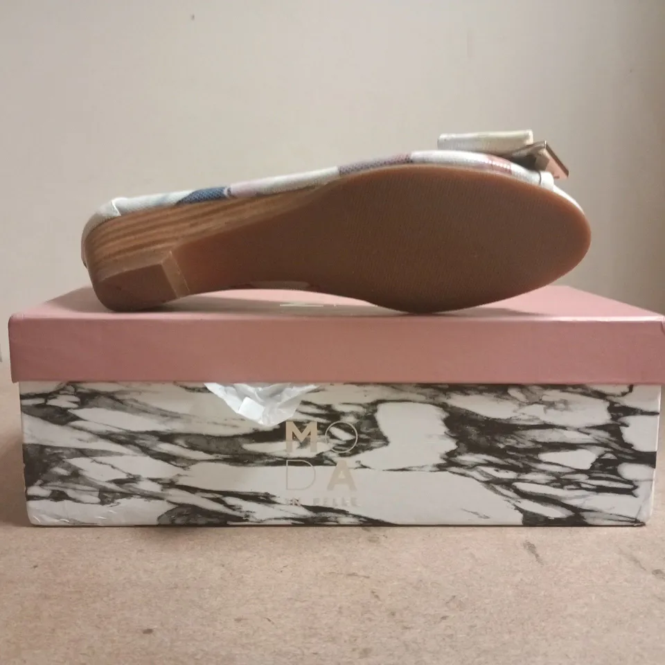 BOXED PAIR OF MODA IN PELLE PEEP TOE SHOES IN FLORAL WHITE SIZE EU 38