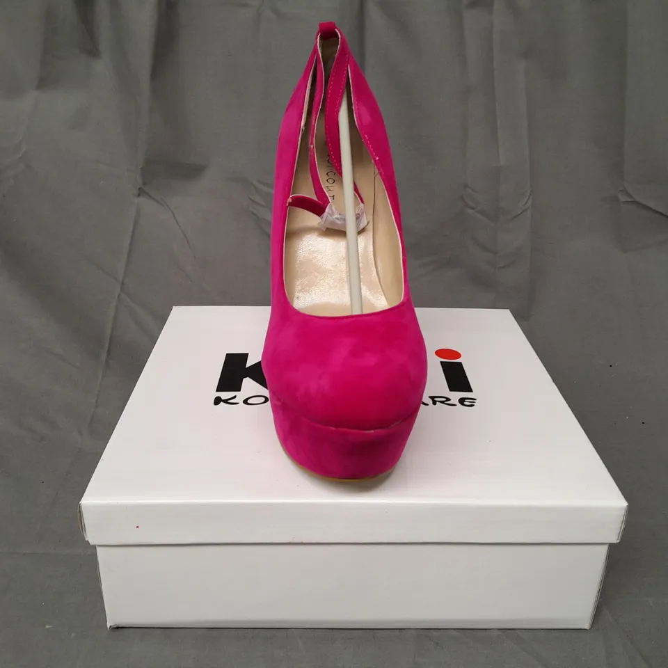 BOXED PAIR OF KOI COUTURE HR5 PLATFORM HIGH WEDGE FAUX SUEDE SHOES IN FUCHSIA SIZE 8