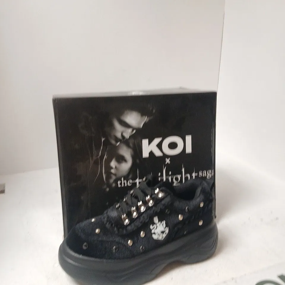 BOXED PAIR OF KOI TWILIGHT SAGA OLYMPIC COVEN CREST MIDNIGHT CHUNY TRAINERS IN BLACK SIZE UK 6
