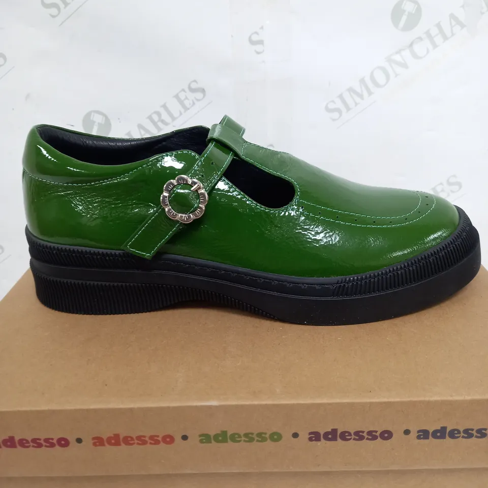 BOXED PAIR OF ADESSO GREEN LEATHER SHOES SIZE 6