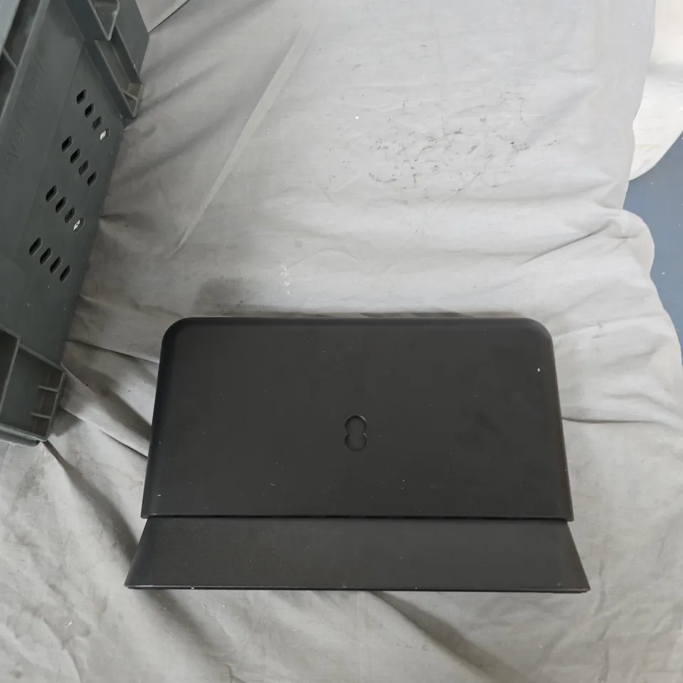 TOTE OF APPROXIMATELY 9 ASSORTED ITEMS TO INCLUDE: EE ROUTER 