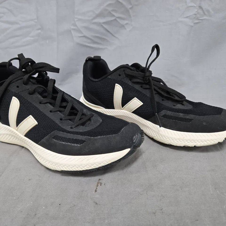 PAIR OF VEJA WOMENS TRAINING IMPALA TRAINERS IN BLACK/WHITE SIZE 5