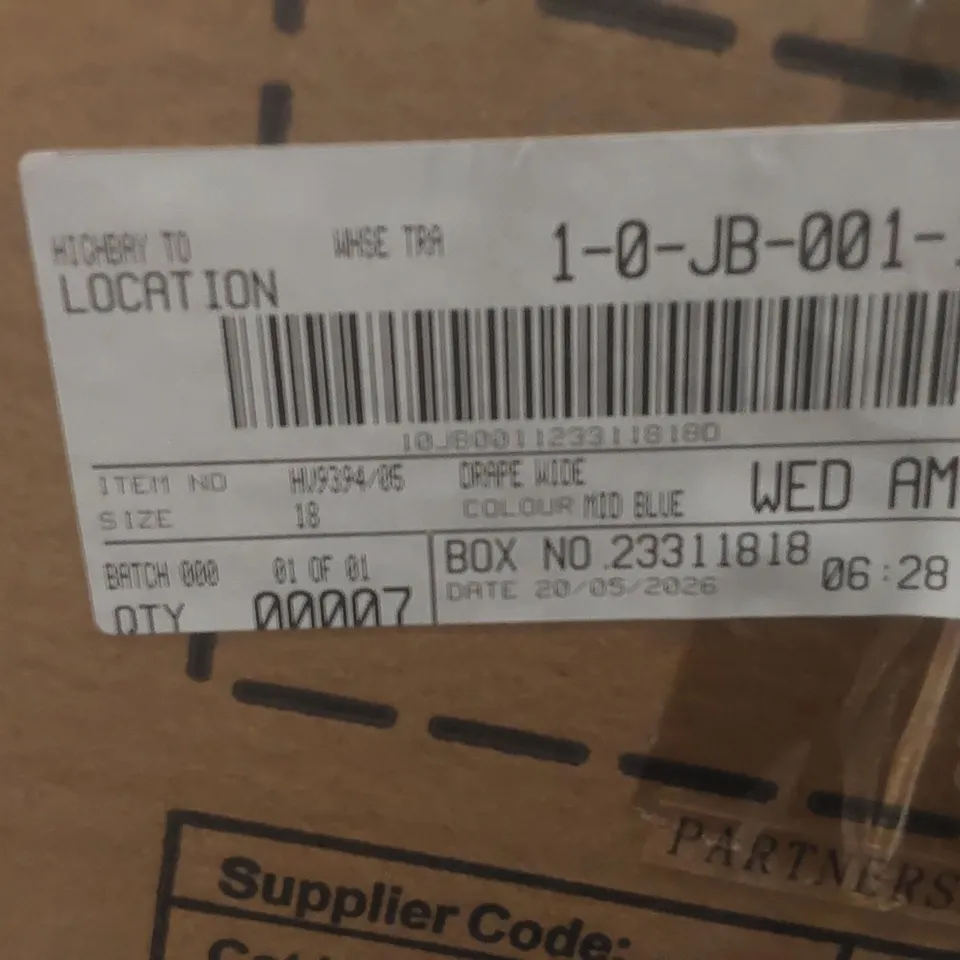 BOX CONTAINING APPROXIMATELY 7x BRAND NEW JD WILLIAMS MID BLUE DRAPE WIDE JEANS - SIZE 18