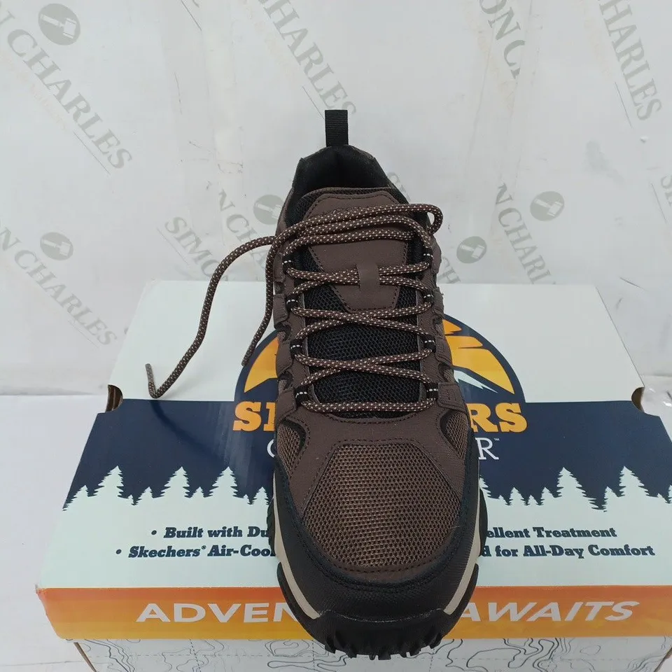 BOXED PAIR OF SKECHERS TRAINERS IN BROWN SIZE 10 