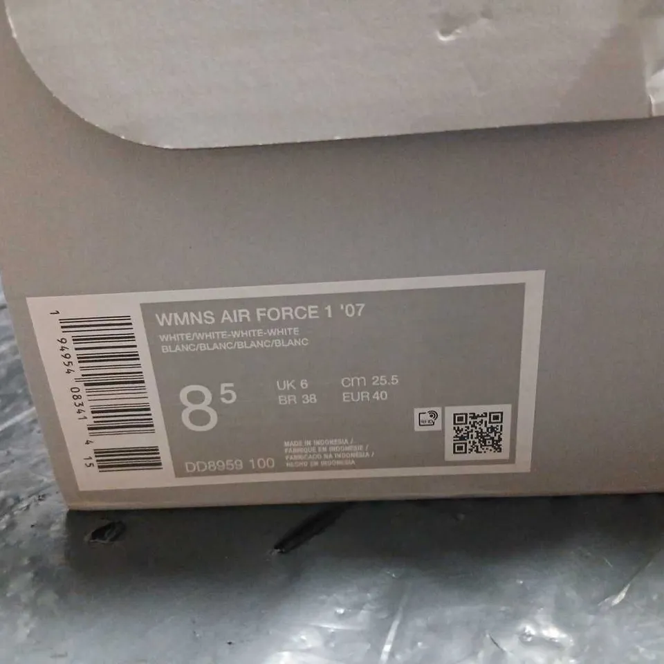 NIKE AIR FORCE 1 '07 WMNS WHITE SIZE 6