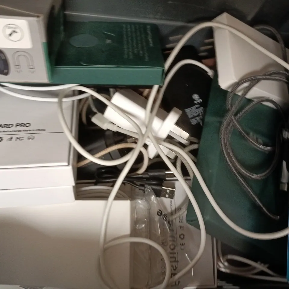 APPROXIMATELY 10 ASSORTED HOUSEHOLD ITEMS TO INCLUDE POWER BANK, SELFIE STICK TRIPOD, ETC