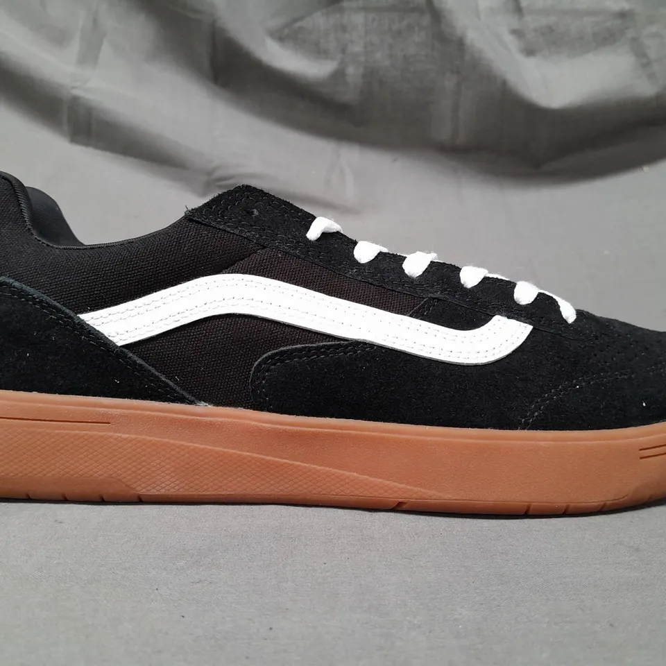 PAIR OF VANS OFF THE WALL SHOES IN BLACK/WHITE UK SIZE 12