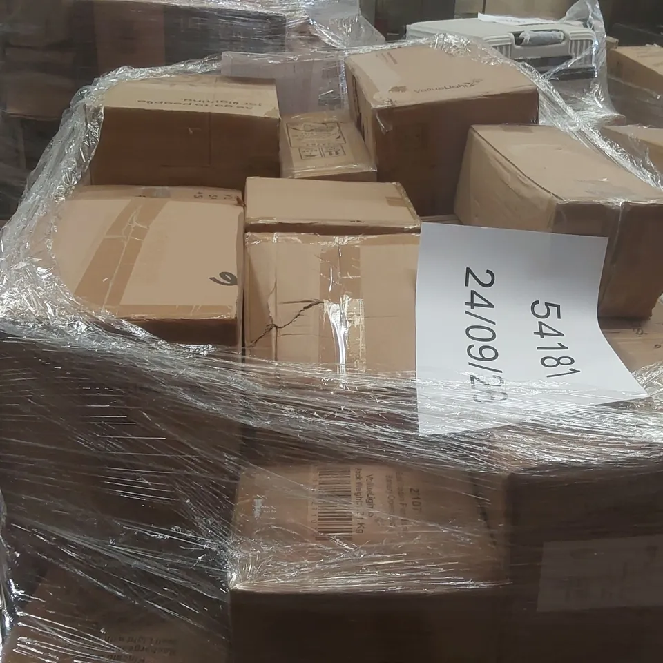 PALLET CONTAINING A VERY LARGE QUANTITY OF ASSORTED DESIGNER LIGHTING PRODUCTS