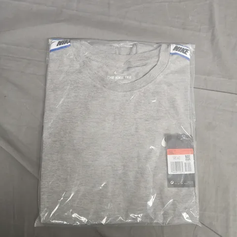BAGGED NIKE THE NIKE TEE STANDARD FIT IN GREY - LARGE