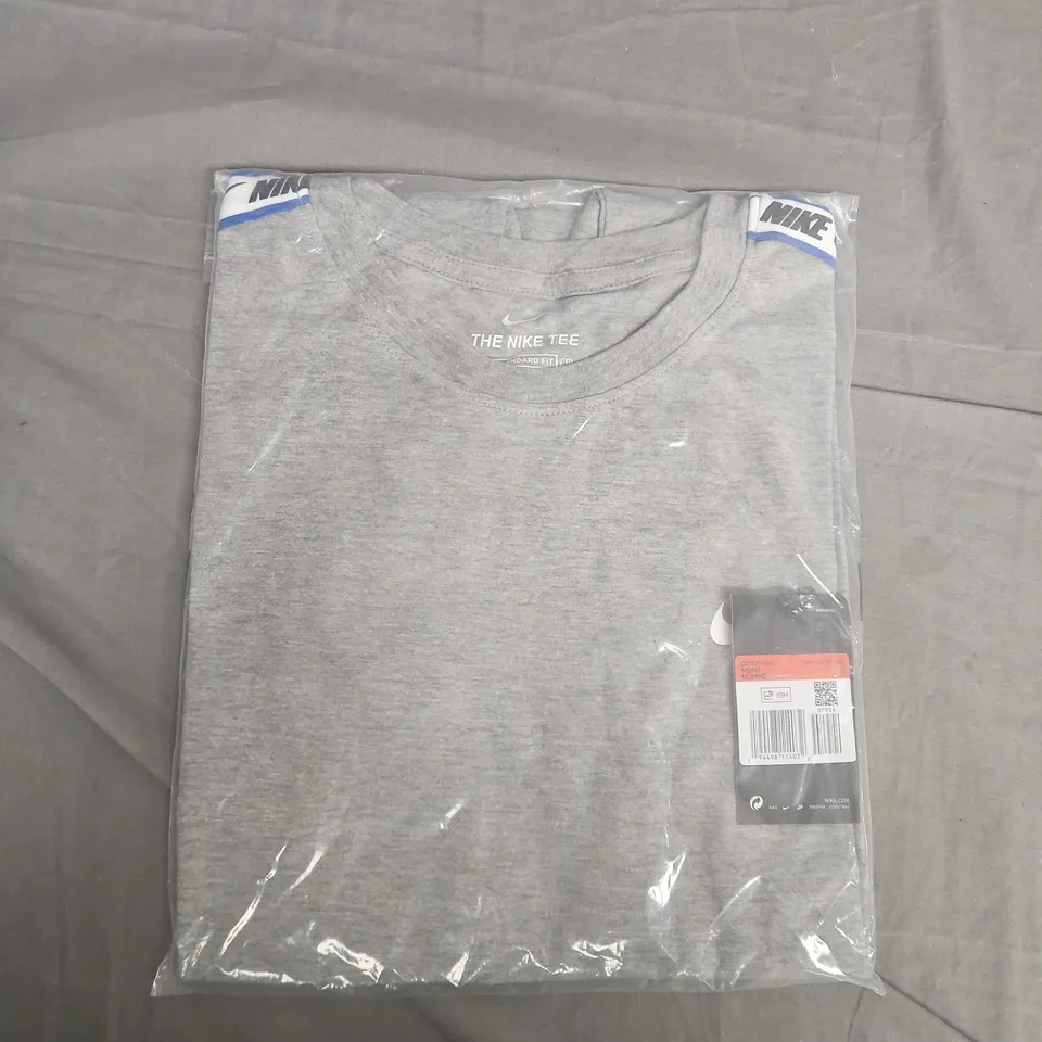 BAGGED NIKE THE NIKE TEE STANDARD FIT IN GREY - LARGE