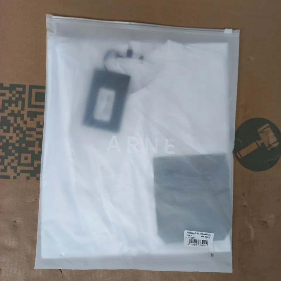 BAGGED ARNE ACTIVE CARGO T-SHIRT IN WHITE MID GREY SIZE LARGE
