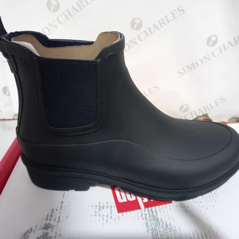 BOXED PAIR OF FIFFLOP WONDERWILLY CHELSA BOOTS SIZE 7 (MIDNIGHT NAVY )