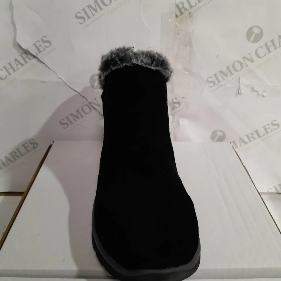 BOXED SKECHERS HIGH ZIP BOOTS, BLACK - SIZE 6