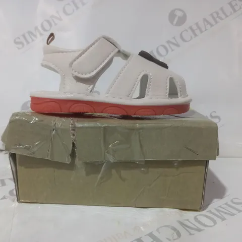BOXED PAIR OF XIAO MI KA INFANT SANDALS IN BEIGE W. BEAR DETAIL EU SIZE 20