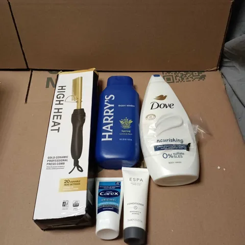 APPROXIMATELY 20 ASSORTED COSMETIC ITEMS TO INCLUDE HIGH HEAT PRESS COMB, HARRY'S BODY WASH, DOVE BODY WASH, ESPA CONDITIONER ETC