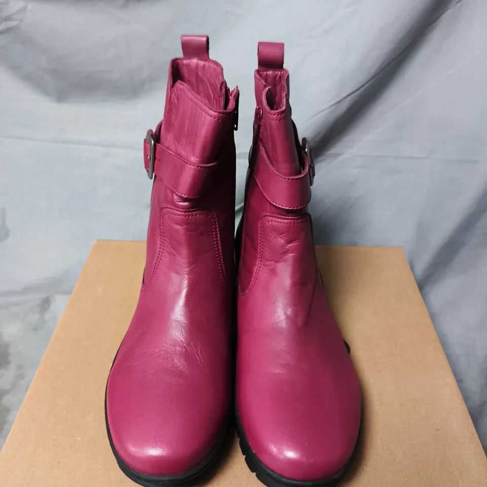 BOXED PAIR OF ADESSO WOMEN’S PINK ANKLE BOOT WITH BUCKLE STRAP - UK SIZE 40
