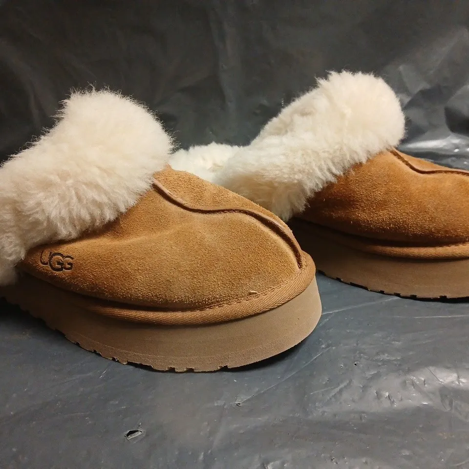 BOXED PAIR OF UGG FAUX FUR LINED SHOES IN TAN SIZE UK 6