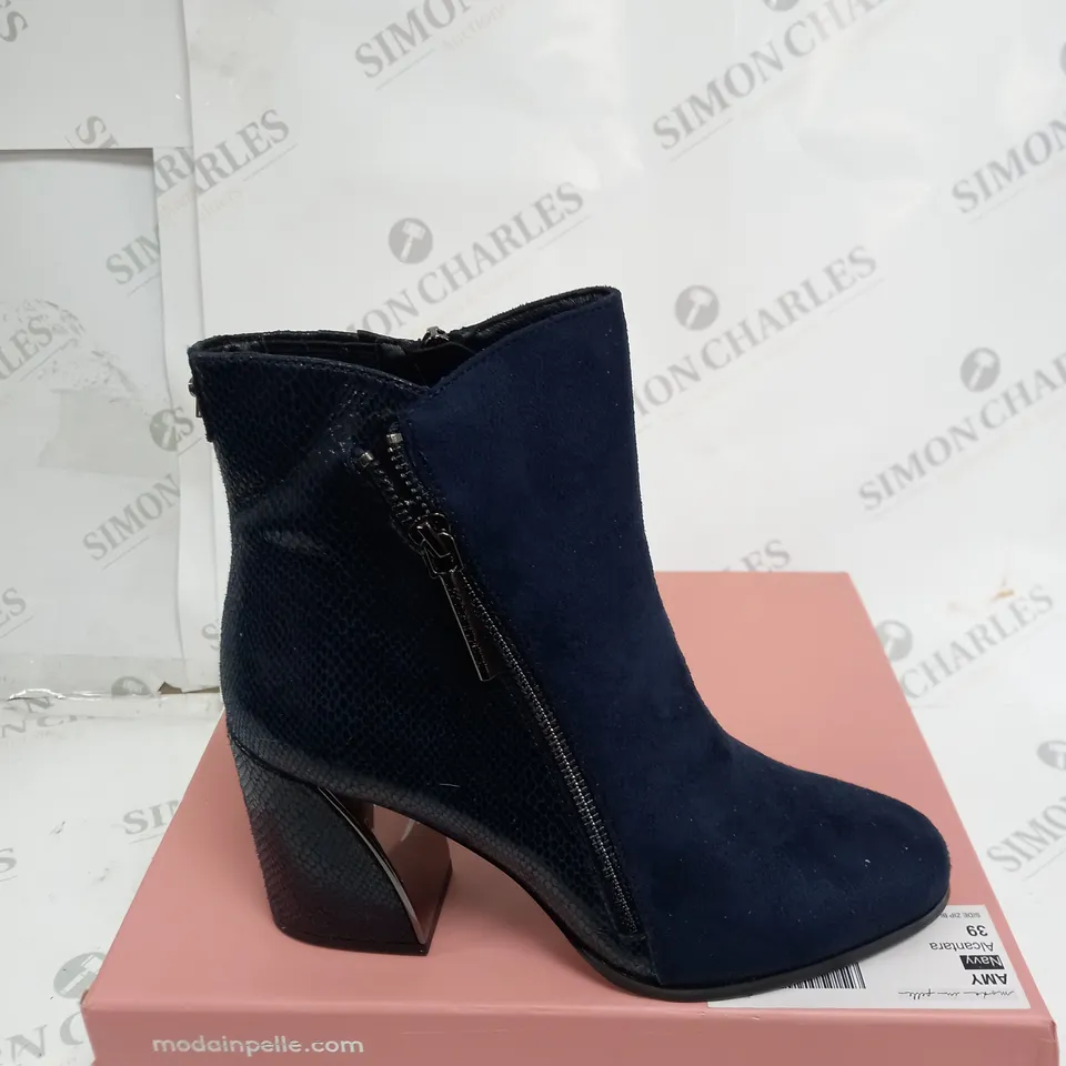 BOXED MODA AMY HEEL BOOT IN NAVY SIZE 6 