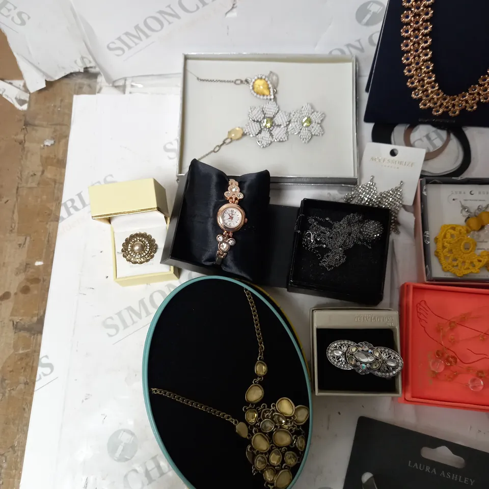 ASSORTED RANDOM PIECES OF JEWELLERY INCLUDING NEXT, LOVISA