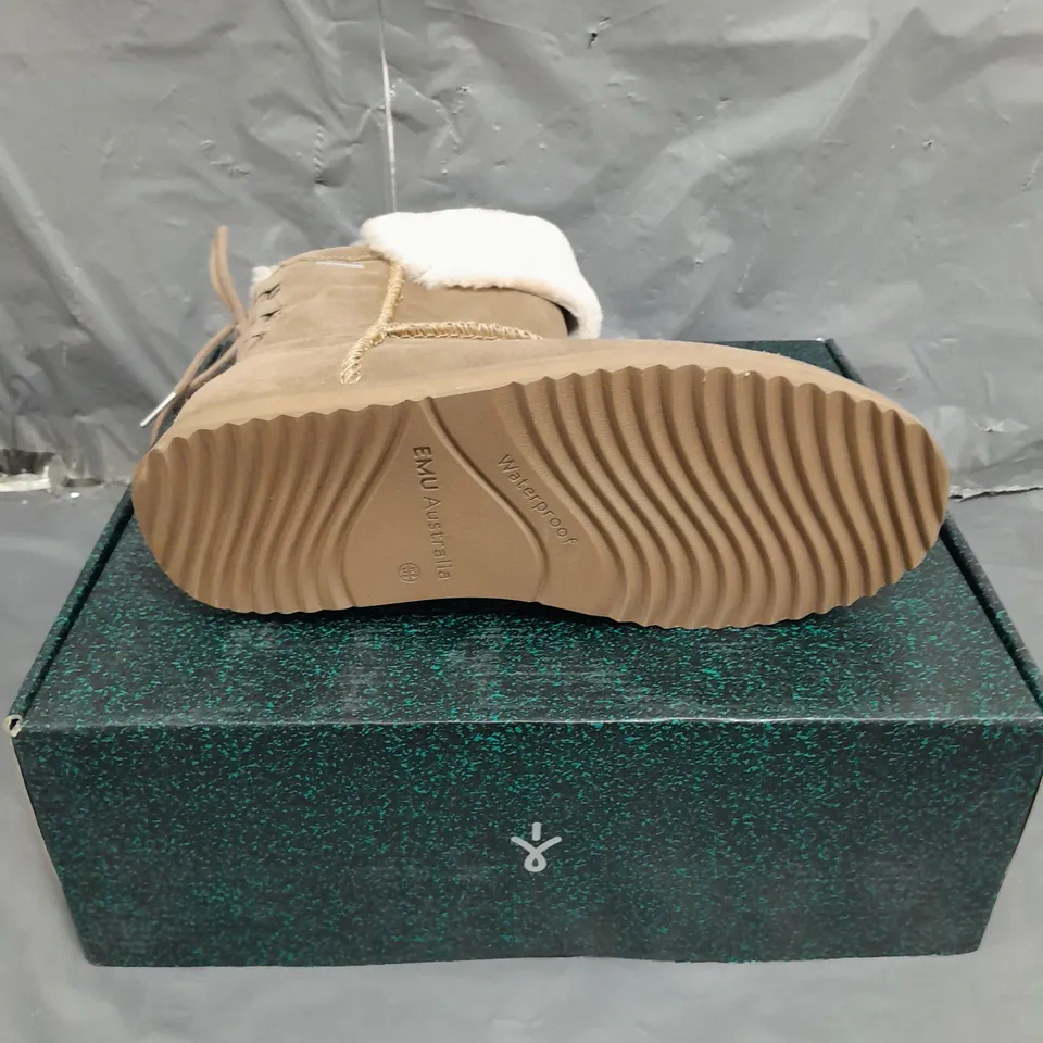 BOXED PAIR OF EMU AUSTRALIA BOOTS IN MUSHROOM SIZE 7