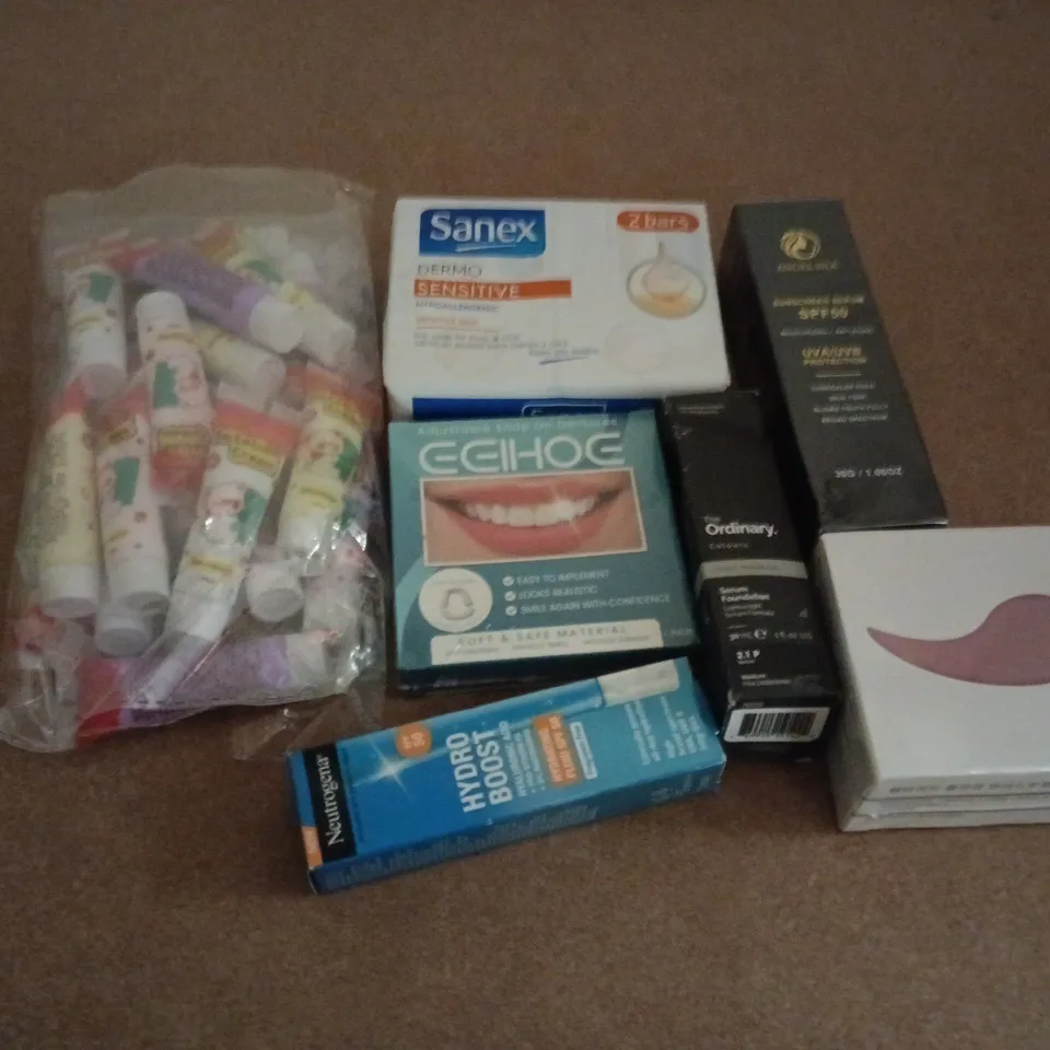 APPROXIMATELY 12 ASSORTED HEALTH & BEAUTY PRODUCTS TO INCLUDE SANEX SOAP, NEUTROGENA HYALURONIC ACID, THE ORDINARY SERUM FOUNDATION, ETC - COLLECTION ONLY