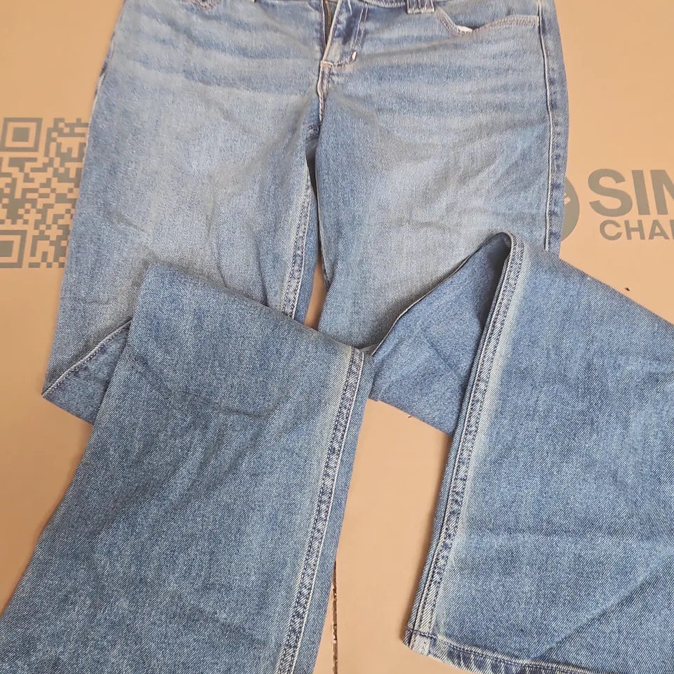 HOLLISTER BOOT LOW RISE BOOTCUT JEANS IIN LIGHT BLUE - W28 LONG